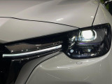 【LEDヘッドライト】悪天候や夜間走行時も良好な視界を確保し安心して運転できる高輝度LEDヘッドライトを装備!点灯速度が早く、消費電力も抑えられています。