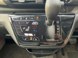オートエアコンでパネルタッチするだけで操作が可能です(^^)☆AUTOにすれば簡単に車内の空調を快適に調整してくれます♪嬉しいシートヒーター付き(^^)