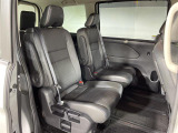 後部座席もゆったりと座れるスペースが確保できます!!足元も広々しております☆大人数でのお出かけも会話が弾みますね♪