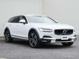 【最大91項目の点検整備】ボルボに精通した整備士が、車両の状態について最大91項目に及ぶチェック基準で厳密な点検整備を実施します。納車時には点検整備内容を記録した点検整備記録簿をお渡しします。