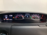 スピードメーターとタコメーターを大きく配した見やすいメーター部になっています。左側のインフォメーション画面でオドメーターや燃費などの情報を確認できます。