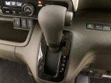 CVT車のセレクトレバーです。低速から高速まで、変速ショックのないスムーズな走りを実現するとともに、エンジン効率のよい領域を維持することで燃費にも貢献します。