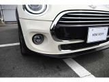 フォグランプが点灯します。