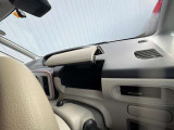 運転席ハンドル奥にも収納スペースがあります。