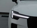ひときわ印象的なT字型のLEDヘッドライトは、新世代のボルボを象徴するユニークなアイコンとなっています。LEDデイタイム・ランニング・ライトやポジションライト、ウインカーの役割も果たします。