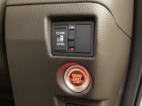 左側電動スライドドアは運転席からでも操作ができるように、ハンドル付近に開閉の操作スイッチが付いています。