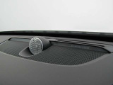 【Bowers&Wilkins】世界のオーディオファン垂涎のプレミアムサウンドシステムを搭載。コンサートホールのベストポジションに相当する音場空間を忠実に再現。乗る人すべてに驚きの音響体験を提供します。