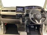 車内は光触媒抗菌消臭施工済です。スタイリッシュなデザインで暖かみのあるインパネ周りを演出します。グローブボックスやカップホルダーのほかにトレーなどたくさんの収納スペースが装備されています。