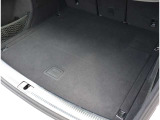 Audi正規ディーラーが高品質をお約束。高度な訓練・教育を受けたAudi専任メカニックが、100項目にもおよぶ精密な点検を実施。すべてクリアしたAudi車だけ、あなたのお手元に届けられるのです