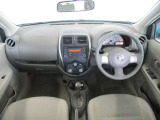 ベージュとグレーを基調としたスタイリッシュなデザインの運転席です。外装も内装もまるまるしていてかわいい!
