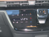 オートエアコン付き♪温度調整、風量調整も自動でしてくれますから、車内はいつも快適空間でございます!想像以上に便利な装備なんですよ☆
