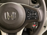 ハンドルにHondaセンシング系のクルーズコントロールやレーンキープアシストなどの操作スイッチが装備されています。ハンドルから手を離さず安全に操作できます。