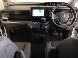 車内は光触媒抗菌消臭施工済です。スタイリッシュなデザインでスポーティなインパネ周りを演出します。グローブボックスやカップホルダーのほかにトレーなどたくさんの収納スペースが付いています。