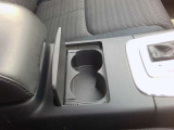小物入れにもなるドリンクホルダーがシフトレバー後方に付いて便利です