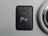 コーナーセンサーを車の前後に装備。障害物までの距離に応じて警告音を変えてお知らせ。縦列駐車時や駐車場・車庫などでの取り回しをサポートします。詳細は販売店スタッフまでおたずねください。