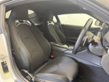 運転席まわりには十分なスペースがあり、大柄な方でもゆったり運転していただける環境です。