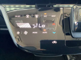 オートエアコン付き♪温度調整、風量調整も自動でしてくれますから、車内はいつも快適空間でございます!想像以上に便利な装備なんですよ☆