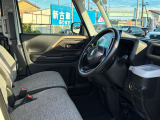 運転席は足元広々です。リラックスして運転できますね。