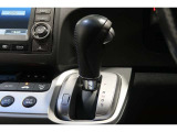 インパネシフトだから視線の移動も少なく足元もスッキリ♪運転席もゆったりしているのでゆとりを持ってドライブできますね!