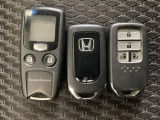 スマートキー付きですからドアロックの開閉およびエンジンスタートが楽々です。電動スライドドアの開け閉めもボタンで操作できます。加えて、純正リモコンエンジンスターター用の操作キーもついています。