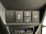 Hondaセンシング用の、VSA(ABS+TCS+横滑り抑制)解除とレーンキープアシストシステムのメインスイッチなどはハンドルの右側に装備しています。