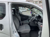視界がよく運転しやすいフロントシート