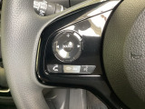 ステアリングスイッチがついていますので、オーディオのチャンネル変更、ボリューム、ジャンル変更が操作可能です。ハンドルから手を離さず安全に操作できます。