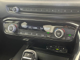 【オートエアコン】一度お好みの温度に設定すれば、車内の温度を検知し風量や温度を自動で調整。暑い…寒い…と何度もスイッチ操作をする必要はありません。快適な車内空間には必須の機能ですね♪