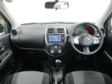 黒を基調としたスタイリッシュなデザインの運転席です。外装も内装もモコモコしていてかわいい!