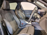 【コックピットシート】BMW車の主役席。車体中央にくる様に配置し車両重心とが一致する事でドライバーと車との一体感あるドライビングを実現。人間工学に基づき形成した形状が長時間のドライブ疲労も軽減します!