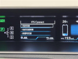 【ITS Connect】「交通死傷者ゼロ」の社会を願い開発された『ITS Connect』。センサーでは捉えきれないクルマや人の存在、信号情報を、クルマとクルマや道路が直接通信して取得します。
