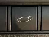 【パワーバックドア】スマートキーや運転席のボタンを押すだけでリアゲートが自動で開閉します!荷物を持っている時や、高い位置にあるバックドアを閉める際に便利な機能です♪