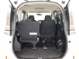簡単に収納できる後部座席!大空間が出現します!シートアレンジが多彩な点も特徴です!レジャー用品も積み込めます!