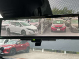 インテリジェントルームミラーが付いております。バックドアについてますカメラと連動して、後方の映像がルームミラーに映ります。