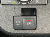 【電動パーキングブレーキ】ボタンを手前に引くだけでパーキングブレーキがロック!発進時にはボタンを押すとパーキングブレーキが簡単に解除される優れものです!