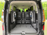 普段のお買い物や通勤、送迎等に十分な荷室スペースを確保しております。3列目を跳ね上げると、大きな荷物の積載も可能です♪
