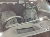 【ヘッドアップディスプレイ】現在の車速表示や目的地へのルート案内やメディア関連のリストを表示する事が可能です。視線移動を減らす事によりドライブに集中して頂けます。
