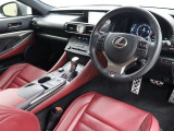 本革シートやアルミペダル、本革巻き3本スポークステアリングや運転する楽しさを高めるパドルシフトが採用されたスポーティなインテリアです。