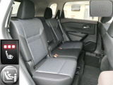 後部座席も足元広々で、シートスライドにリクライニングもできゆったりお座り頂けます。クッション性もあります。シートヒーターも装備
