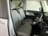 フロントベンチシートが運転席足元もゆったり、広々快適です、助手席へのウォークスルーも楽々可能ですよ☆