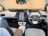 デザインもよく、居心地のよい運転席ですね。分かりやすいスイッチ類ですから操作もしやすく運転をサポートします。ぜひご来店いただき、実際にお座りいただいてステアリングを握ってみてください!