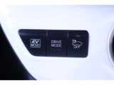 EVモードはモーターのみで静かに走行します。深夜のエンジン音や、ガレージでの排出ガスを抑えたいときに便利です!