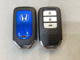 スマートキーを装備しています。鍵を差し込むことなくドアロックの開け閉めと、スタートボタン操作でのエンジンスタートができます。ボタン操作でトランクが開けられるトランクオープナーもついています。