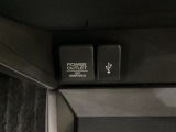 アクセサリーソケットはUSBのアダプターなどをつければ、スマホの充電にも使えます。横にはナビゲーション用の外部入力可能なUSB端子がついております。