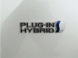 ガソリンエンジンと電気モーターの両方を搭載した車両で、電気だけで走れる距離が長くなっています。