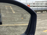 【ブラインドスポットアシスト】車線変更時に目視できない車を検知すると、検知した側のミラーに警告ライトが点灯。更にステアリングを制御し、アシストしてくれます。