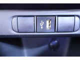 スマホやiPodを直接カーオーディオに接続できるUSBポートを装備!車内にあると便利なアイテムのひとつですね