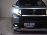 ヘッドライトとフォグランプは明るいLED。夜間も存在感のあるフロント周りです。