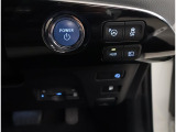 お車のキーはスマートキーです。キーを身につけた状態で車に近づき、ドアロックの解錠や施錠操作が出来ます。雨の日など両手がふさがっている時など、とっても便利ですね。