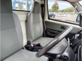 運転席周りはシンプルなデザインのため、運転手を選びません。初めてのお車をお選びの方や、運転になれていない方にもおすすめです。